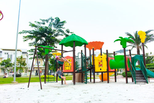 Bên cạnh đó, dự án sở hữu một khu vui chơi đầy sắc màu giữa công viên cây xanh. Đây sẽ là điểm đến ưa thích giúp các bé được thỏa sức chơi đùa, vận động sau giờ học tập áp lực.