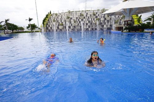 Ngoài ra, cả gia đình có thể thỏa sức vui chơi tại bể bơi tràn bờ phong cách Singapore.